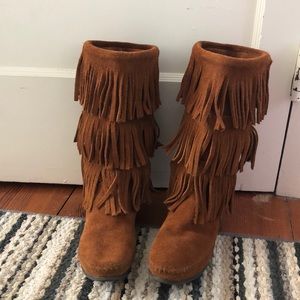 Minnetonka moccasin boot